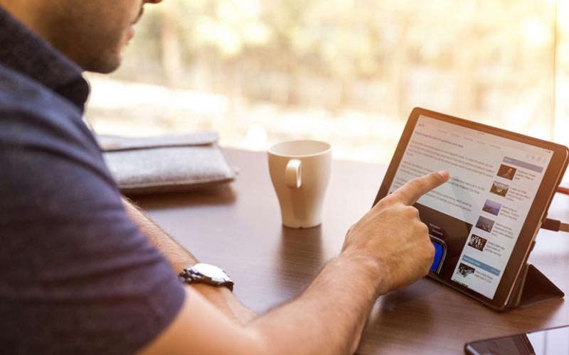 Un hombre usando Linkedin
