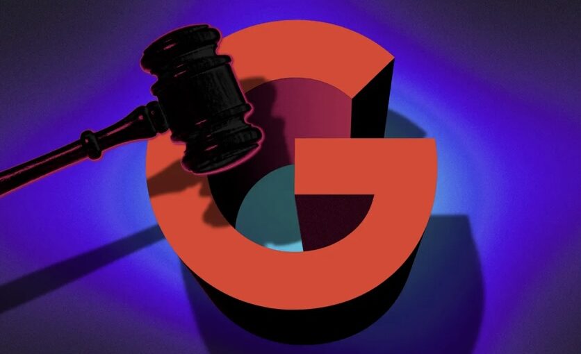 Un martillo de juez y el logo de google