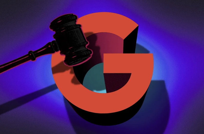 Un martillo de juez y el logo de google